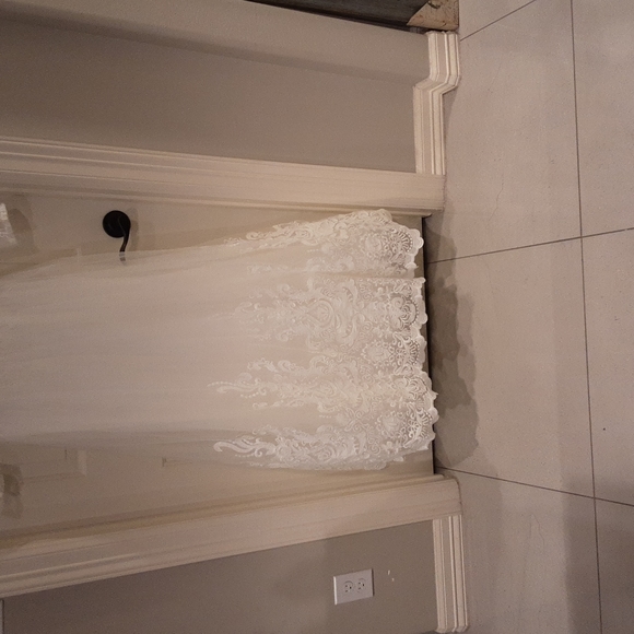 Wedding dress - Picture 5 of 8